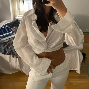 croppad skjorta - säljer denna croppade vita skjorta från zara. har bara använt den en gång, så i nyskick. fin att ha under stickade tröjor nu till hösten. 💕 