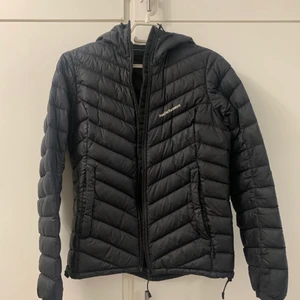 Peak performance jacka - Jacka i fint skick. Storlek S i damstorlek. Pris går att diskuteras vid snabb affär.💓