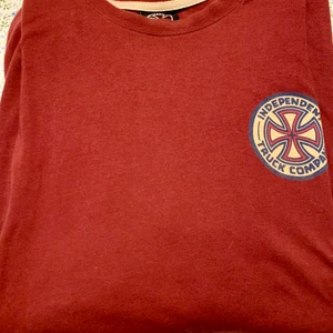 Tshirt independent - Independent tisha i strl xl men väldigt stor , xxl typ , ganska använd , vinröd 