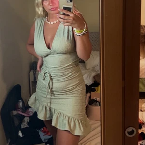 Grön klänning  - Kollar intresset på underbara klänning i färgen sage green💞