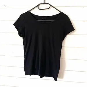 Vanlig basic snygg T-shirt från Gina Tricot storlek XS, säljs då jag har andra jag använder mer