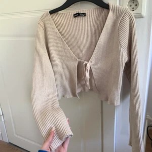 Kofta - Cardigan/kofta i beige🥰
