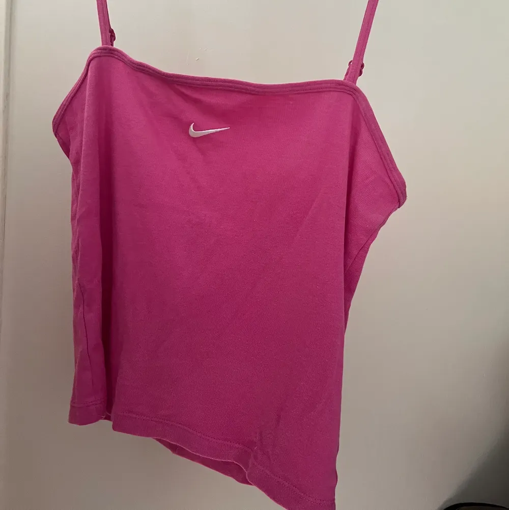 Säljer rosa Nike linne som endast är använt en gång❤️❤️. Blusar.