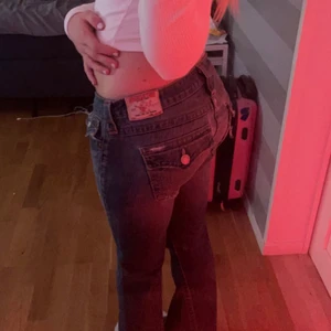 LÅGMIDJADE JEANS - utsvängda trues andlige andvönda! Skit coola! Skulle säga dem sitter som s❤️