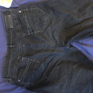 Washed black zerres jeans - Hej! Köpte dessa snygga jeans för kanske 6 månader sen,dessa är använda kanske 1-2 gånger men är fortfarande i bra skick. Storleken är 44 men passar bra på en med storlek 38 om man vill ha dom lite baggy. (Vill ni har fler bilder så kan jag skicka)