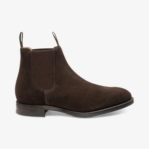 Mörkbruna Loake Chelsea boots i mocka/suede - Fina högkvalitativa Chelsea boots från märket Loake. Modellen heter 1880 Classic Chatsworth Chelsea Boot och är i suede/mocka. Randsydd konstruktion. Tillverkad i England. Innersula i läder. Yttersula är Goodyear Welted