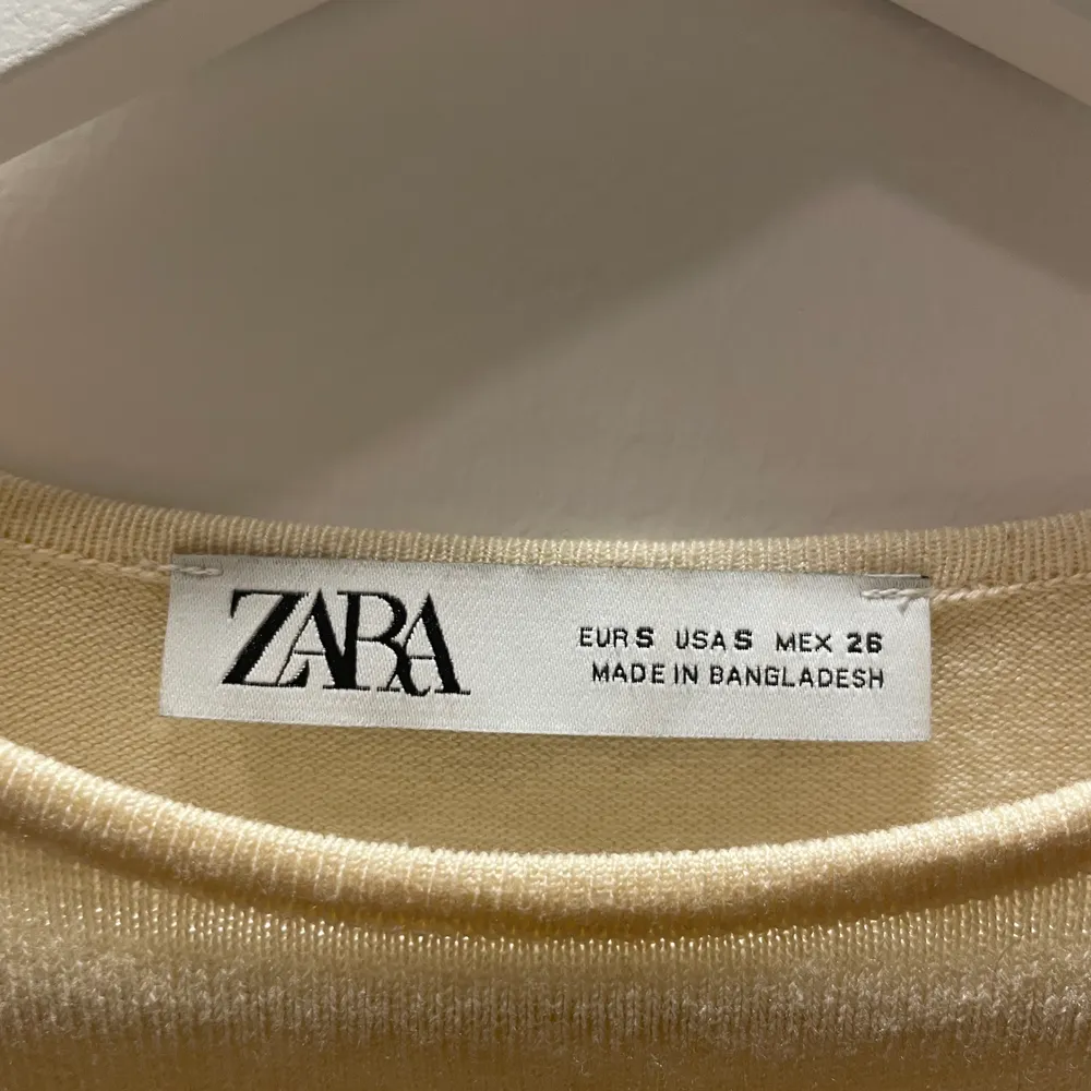 En fin randig stickad tröja från zara i storlek S.Tröjan är helt oanvänd :). Stickat.