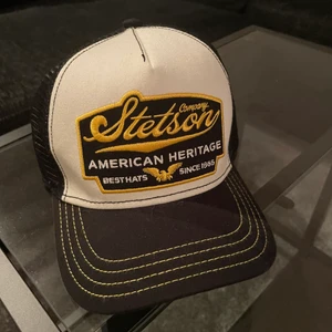 Keps - Säljer denna barn keps använd typ 3 gånger , nypris runt 400kr så säljer för 260kr en grej är avklipp i kepsen och det är en lapp för den var vit och stack ut så klippte av den Annas bra skick!