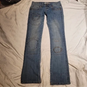 lågmidjade jeans - laddar upp igen! as coola jeans som inte kommer till användning, massa detaljer å coola bakfickor 😻 höftmått: 77 cm och innerbenslängd 83 cm. lågmidjade och storlek 26 💕 (förra ägarens bilder)