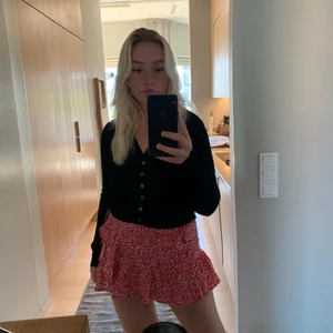 Rödprickig kjol  - Superfin röd prickig knytkjol, använd 4 gånger och i superbra skick