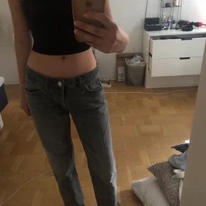 Lågmidjade jeans  - Låg midjade jeans från zara! Har klippt av dom lite där nere då dom va lite långa på mig som är 168!💞