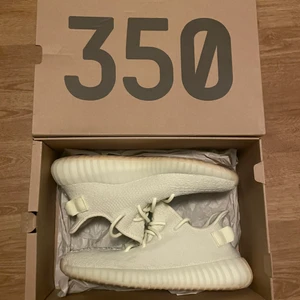Adidas yezzy 350 v2 - Fina skor som knappt är använda. Säljs pågrund av att dem är för små för mig. Inköpta från GOAT. Givetvis äkta! Storlek 42,5(us 9) pris kan diskuteras vid snabb affär!!