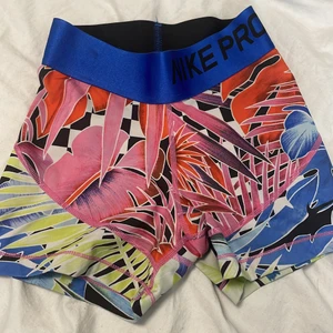 Nike PRO shorts - Säljer Nike PRO shorts i storlek Xs! Köpta här på Plick men inte använda så mycket💗 skriv privat för fler bilder