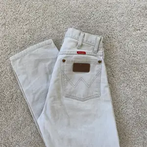 Ett par raka vita wrangler jeans. Köpta second hand me. I fint skick! En liten liten fläck på ena benet, men den syns knappt.