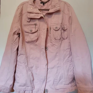 Rosa jacka - Rosa jacka i storlek M från Kappahl. Använd ett fåtal gånger. Frakten ingår i priset.