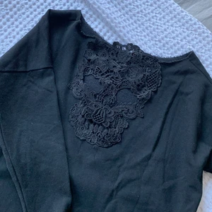 Tröja med tryck - Svart tröja med öppet dödskalle tryck på ryggen Storlek s/m  Använd 1 gång 