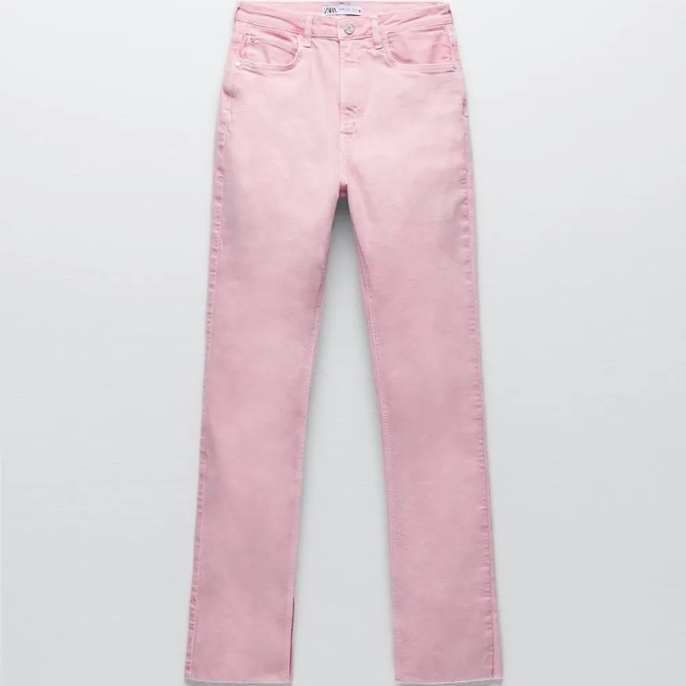 ett par söta utsvängda rosa jeans köpt på zara. 🏩🌸 använda ett fåtal ggr. jättefint skick!! original pris: 600 kr, fråga om det är något!  💕💞🌸. Jeans & Byxor.