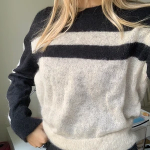 Stickad tröja stories - Superfin stickad varm ulltröja från stories❤️ säljer då jag inte får användning av den. Sitter som en S!!