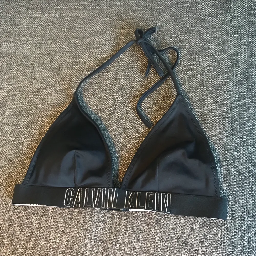 Snygg bikiniöverdel från Calvin Klein. Använd endast 1 gång innan den blev för liten. Storlek M men ganska liten i storleken . Övrigt.