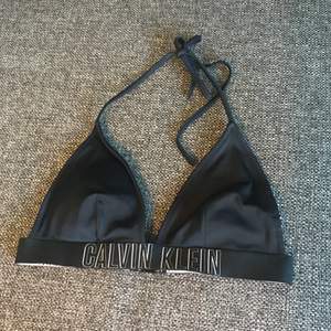 Snygg bikiniöverdel från Calvin Klein. Använd endast 1 gång innan den blev för liten. Storlek M men ganska liten i storleken 