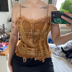 Korsett - Skitsnygg korsett i sammet med avtagbara axelband. Köpt på humana och aldrig använd av mig. Slarvigt knuten på bilden. Möts i Stockholm eller skickar mot fraktkostnad ❤️‍🔥