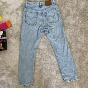 Levis Jeans i snygg ljus färg, Waist 23 och längd 29. Skriv för mer bilder!💗