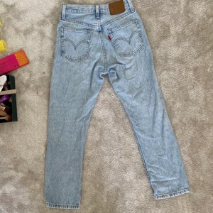 Levis jeans - Levis Jeans i snygg ljus färg, Waist 23 och längd 29. Skriv för mer bilder!💗