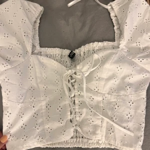Topp - En fin topp från h&m i storlek 34. Säljs pga för liten