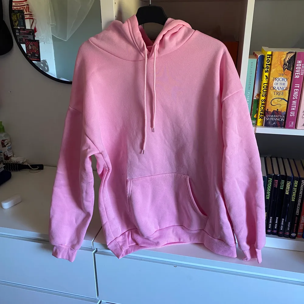 ljus, rosa hoodie från shein. billigt material men relativt skön. väger knappt något, oanvänd! 😇. Hoodies.