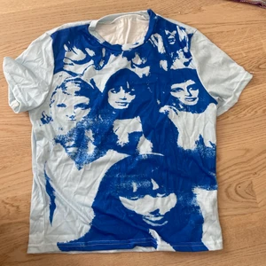 Baby tee - Baby tee med tryck, aldrig använd. Stl s/m, stretchig i tyget. 120kr inkl frakt🥰