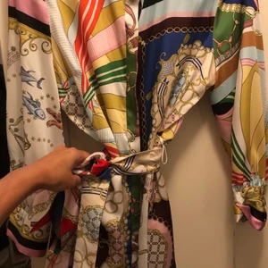 Zara klänning - Helt oanvänd Zara klänning, säljer den då den är lite kort på mig som är 178 cm. Den har prislappen kvar och kostade 559kr. Stl XL med liten i stl. 