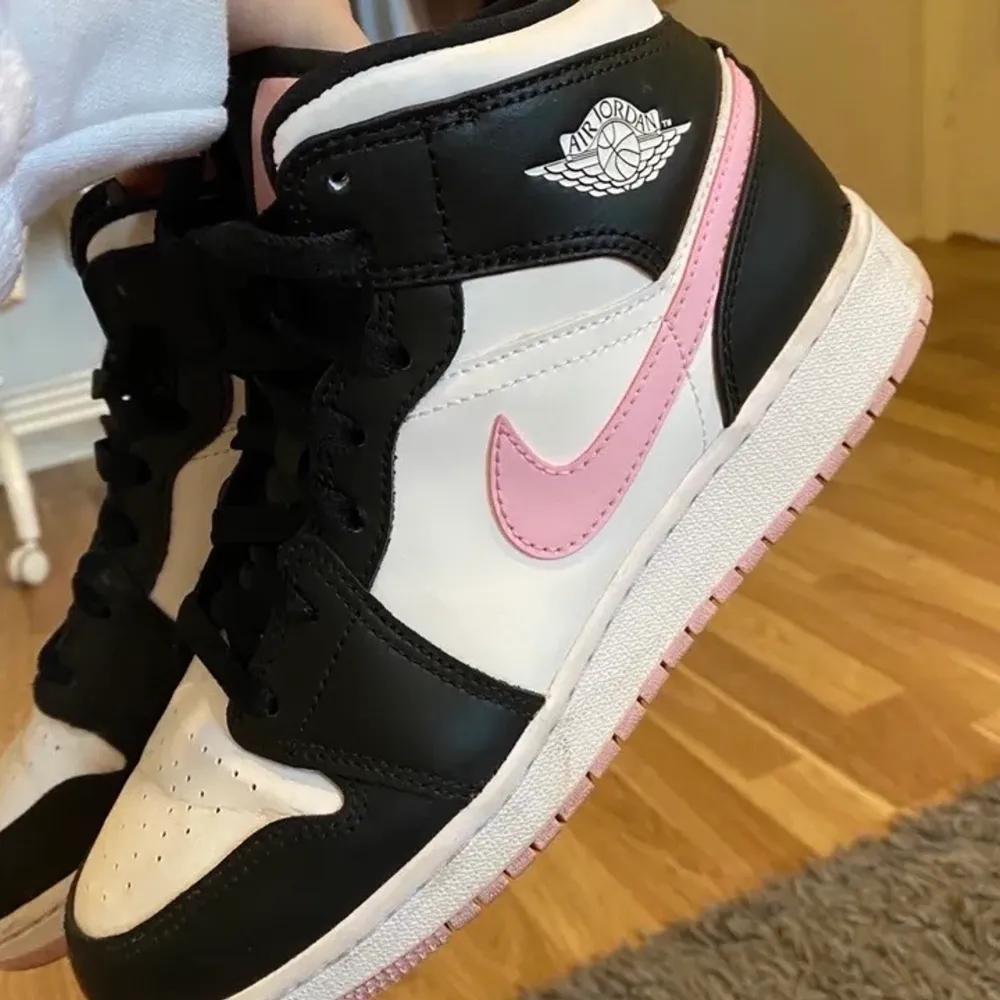 Säljer mina supersnygga jordans arctic pink mid. Köptes för 2500 och originalkartongen medföljer vid köp 💖 skorna kommer såklart rengöras noga innan de fraktas. kontakta mig vid intresse eller frågor☺️. Skor.