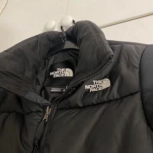 THE NORTH FACE - Jacka - Jag säljer denna jackan helt enkelt för den inte kommer till användning. Jackan köptes för 7 månader sen och har bara andvänds 2-4 gånger. Jackan är felfri, dvs inga hål, eller andra fel. Intresserad? Hör av dig gärna 😊Kan gå ner i pris.