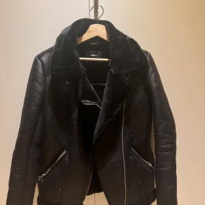 Bikerjacka från Bikbok - Svart vinterjacka med foder från bikbok