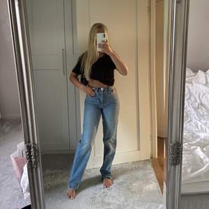 Mörka jeans från ginatricot🥰 jag är 160 cm lång och byxorna är i storlek 32💕 frakt ingår ej