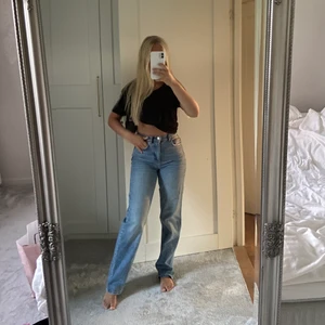 Jeans  - Mörka jeans från ginatricot🥰 jag är 160 cm lång och byxorna är i storlek 32💕 frakt ingår ej