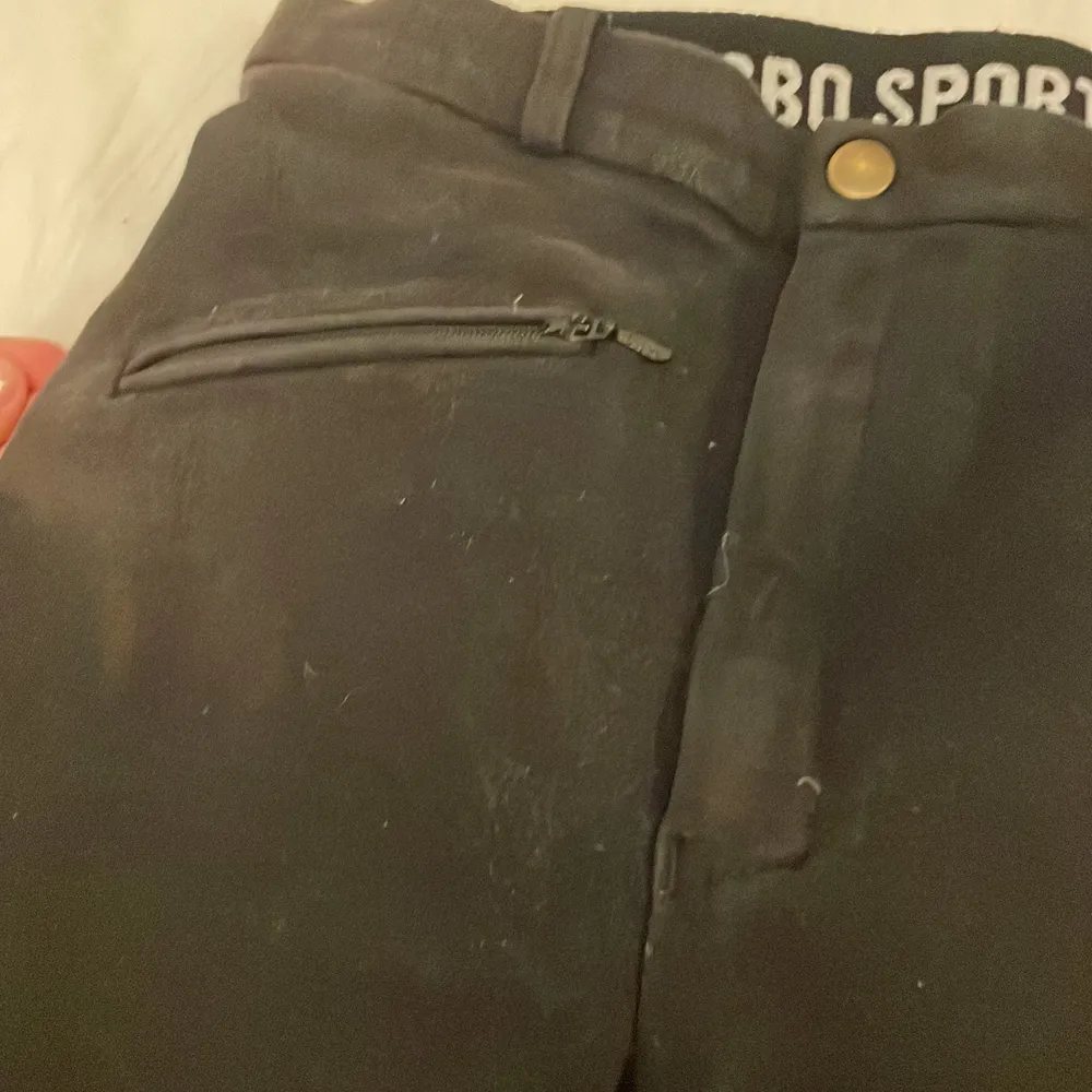 Att par super fina och varma ridbyxor i färgen svart dom är i storlek 160. Dom har även en ficka med dragkedja, dom är hel Skoda . Jeans & Byxor.