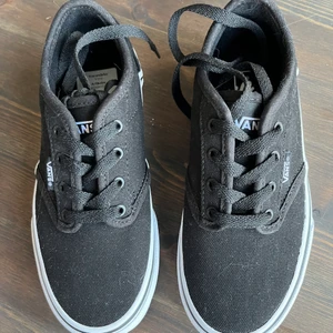 Vans storlek 32 - NYA Vans skor i storlek 32.   Nypris 399:-
