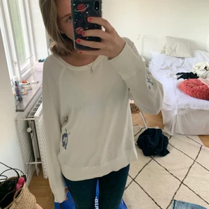 Skit cool zadig tröja - Säljer den här sweatern från zadig! Så så snygg med coola detaljer! Köpt för 2200kr och använd endast fåtal ggr kanske Max 4💞