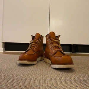 Red Wing Moctoe Boot 875 - Säljer ett par knappt använda Red Wing moc toe kängor pga att de tyvärr är för stora. Storleken är 41,5 men som alla red wing modeller passar den en hel storlek upp, alltså mer som 42,5 eller t.om. 43. 