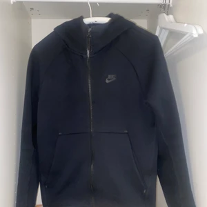 Nike Tech Old Season - Svart Nike tech Old season strl S inga brän skador eller skador ser ut som ny