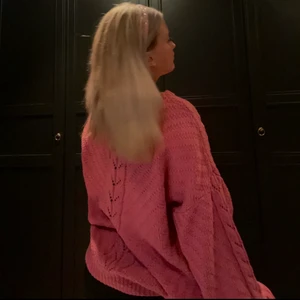 ROSA MYSIG TRÖJA - SUPER GOSIG ROSA TRÖJA, Jag säljer denna för jag har förmåga rosa tröjor och är ett stort behov av pengar så om du vill göra en god gärning SAMT få en rosa tröja på köpet av en liten swish på 150 spänn pris kan diskuteras absolut❤️