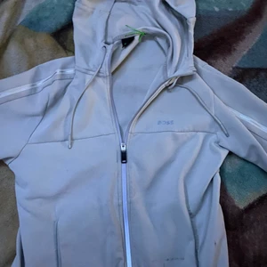 Hugo Boss Luvtröja - Säljer min Créme Vit Hugo Boss tröja i storlek S men sitter bra för M köpt från Hennings nypris 1999kr med väldigt många fina detaljer reflex dragkedja och armarna har reflex vilket lyser vissa ljus Använd ganska mycket  Har skjorts till denna om intresse