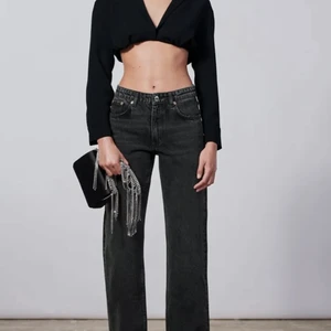 Zara jeans midrise - Säljer mina zara zw midrise straight jeans då dem numera är försmå för mig💕 dem är i storlek 36 och dessa är dem perfekta to go jeansen som passar till allt! Finns inga deflekter alls💕 skriv t mig vid intresse☺️ obs: köpare står för frakt