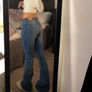 Lågmidjade jeans - Säljer dessa ”lågmidjade” midwaist jeansen då de inte kommer till användning, aldrig använda. Vet inte vart de är ifrån, avklippta, och ett litet hål vid sidan men syns knappt, går annars att sy igen. Kontakta mig om du är intresserad 💕
