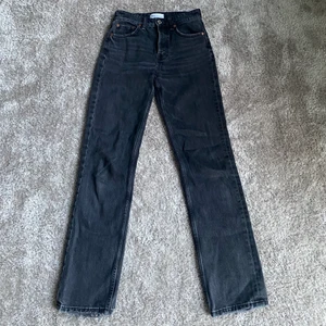 Zara mid Rise jeans - Säljer mina superfina, trendiga zara jeans då de tyvärr blivit försmå för mig. Fint skick med endast lite slitningar längst ner vid benen💞 köpare står för frakten💞