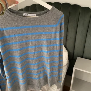 Zara randig tröja st: S - En randig tröja från zara i storlek S tröjan i nypris var ca: 149 kr säljer tröjan för 80kr, plus frakten på 39 kr ❤️