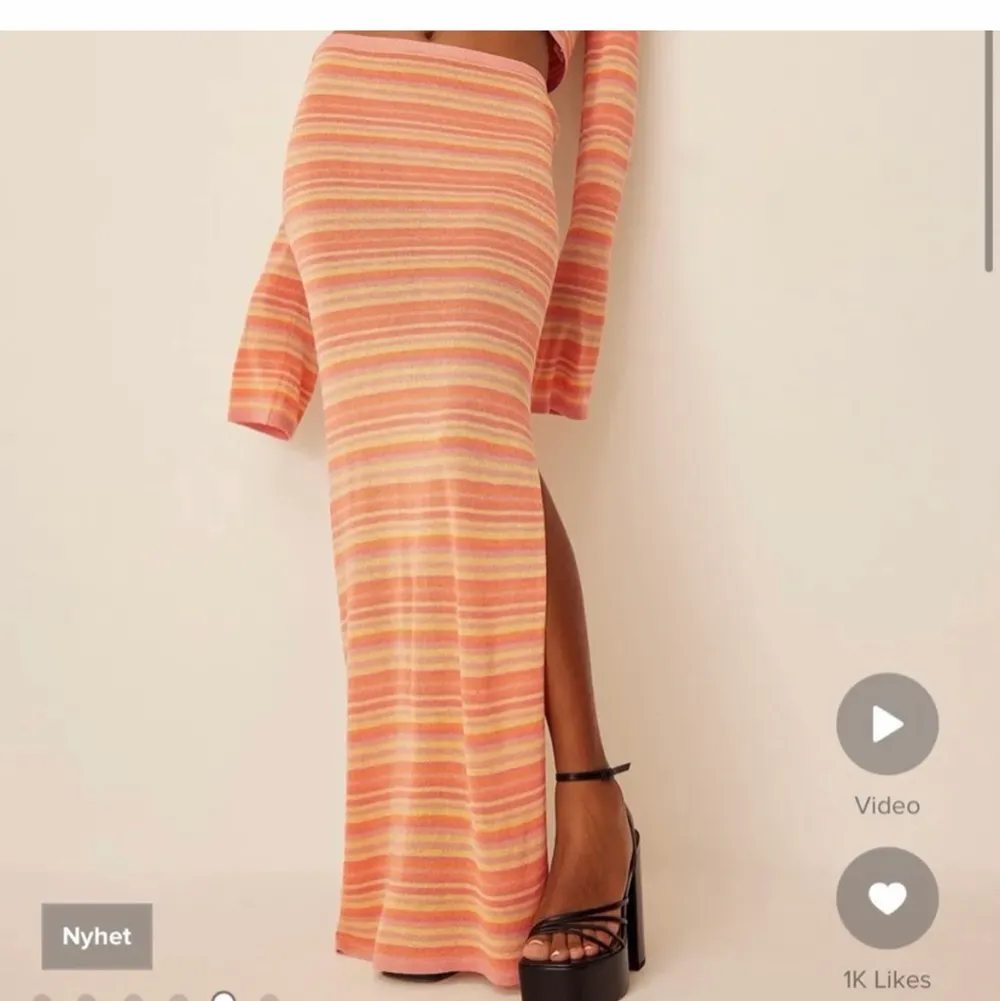 Säljer denna eftertraktade kjol och topp ifrån Moa Mattson kollektion med NAKD. Slutsåld på några minuter och är extremt populär! Säljer del för 400 kr. Kjolar.