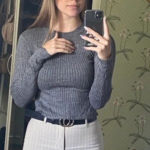 Ribbad tröja - Långärmad grå ribbad tröja. Paketpris vid köp av flera plagg!