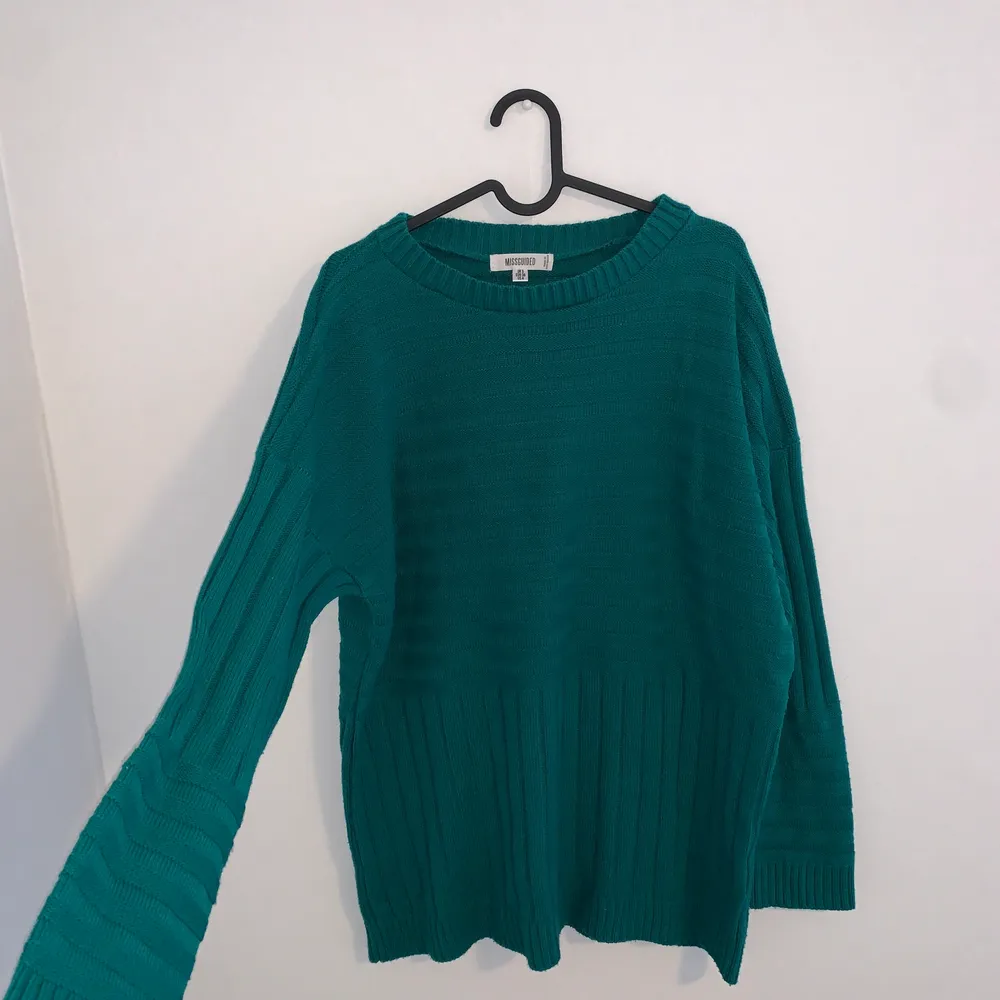 Beautiful dark turquoise colour. Good condition, super comfy and it’s baggy style makes it great for layering in the fall and winter. Size 36 but would say it fits more like a 38. Tröjor & Koftor.